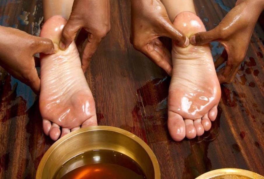 ayurveda-srilanka-foot-treatment.jpg